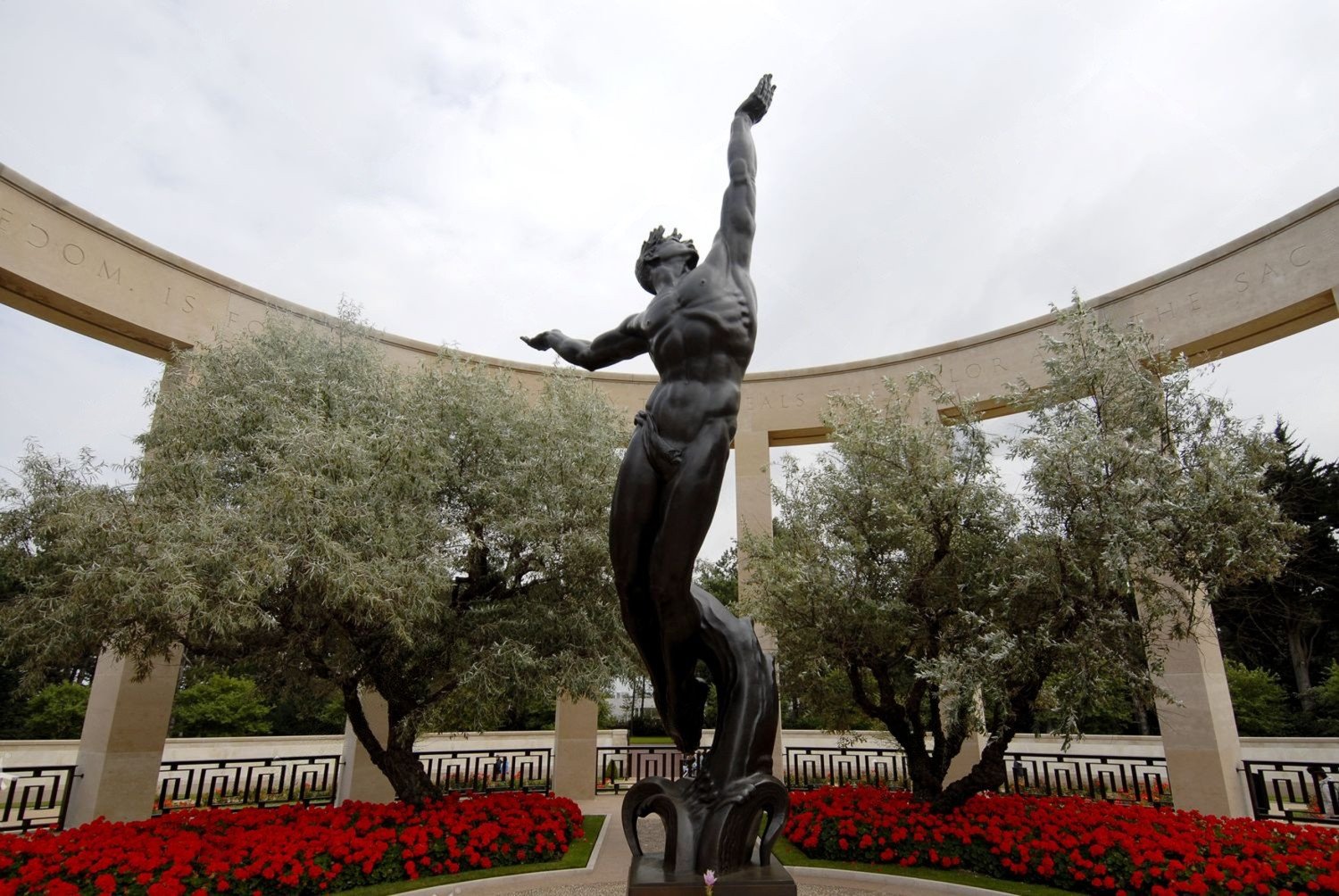 spirit-american-youth-rising-waves’-statue-cemetery